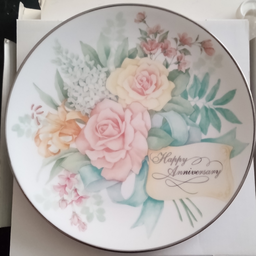 BNIB 1995 Vintage Avon Fine Collectibles "Happy Anniversary" Plate w/ Stand